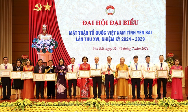 Đồng ch&amp;iacute; Tạ Văn Long - Ph&amp;oacute; B&amp;iacute; thư Thường trực Tỉnh ủy, Chủ tịch HĐND tỉnh v&amp;agrave; đồng ch&amp;iacute; Vũ Thị Hiền Hạnh - Ph&amp;oacute; Chủ tịch UBND tỉnh trao Bằng khen&amp;nbsp;của UBND tỉnh cho c&amp;aacute;c c&amp;aacute; nh&amp;acirc;n c&amp;oacute; th&amp;agrave;nh t&amp;iacute;ch xuất sắc trong c&amp;aacute;c phong tr&amp;agrave;o thi đua giai đoạn 2019 - 2024