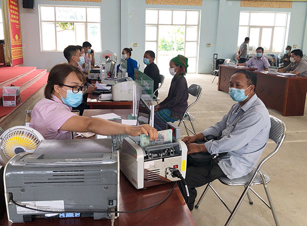 NHCSXH tỉnh L&amp;agrave;o Cai giải ng&amp;acirc;n vốn ưu đ&amp;atilde;i cho người d&amp;acirc;n trong m&amp;ugrave;a dịch COVID-19