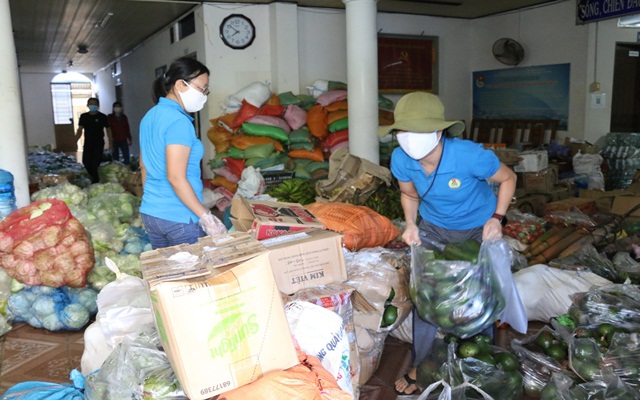 Chắt chiu những &amp;acirc;n t&amp;igrave;nh của người L&amp;acirc;m Đồng tr&amp;ecirc;n từng nhu yếu phẩm, rau, củ, quả được gửi về B&amp;igrave;nh Dương.