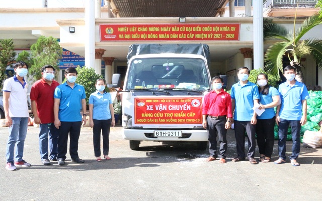 Gần 40 tấn h&amp;agrave;ng h&amp;oacute;a rau, củ, quả v&amp;agrave; nhiều nhu yếu phẩm kh&amp;aacute;c.