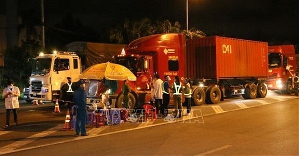 Phương tiện đi v&amp;agrave;o TP Hồ Ch&amp;iacute; Minh qua một chốt kiểm so&amp;aacute;t dịch COVID-19