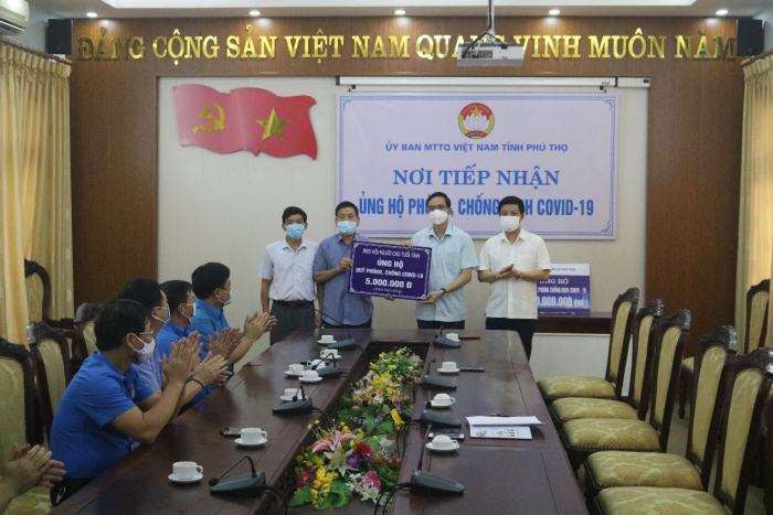 Người cao tuổi ủng hộ quỹ ph&amp;ograve;ng chống Covid-19 của tỉnh Ph&amp;uacute; Thọ