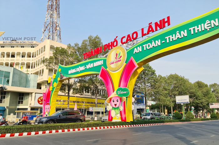 B&amp;eacute; sen đ&amp;atilde; trở th&amp;agrave;nh biểu tượng đẹp, vui tươi của Đất Sen hồng