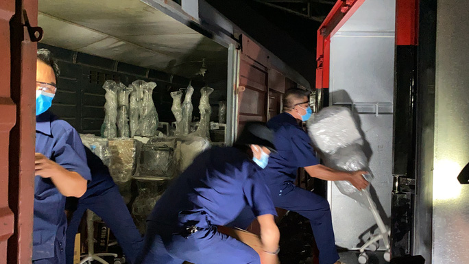 L&amp;uacute;c 20 giờ ng&amp;agrave;y 2-8, tại Ga S&amp;agrave;i G&amp;ograve;n, chuyến t&amp;agrave;u chở hơn 10 tấn thiết bị y tế từ H&amp;agrave; Nội đ&amp;atilde; vận chuyển đến TP HCM.