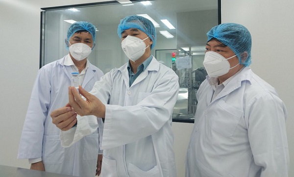 GS.TS Trần Văn Thuấn, kiểm tra vaccine của C&amp;ocirc;ng ty cổ phần C&amp;ocirc;ng nghệ sinh học dược Nanogen