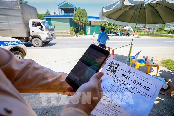 Lực lượng chức năng kiểm tra m&amp;atilde; QR code của xe chạy tr&amp;ecirc;n