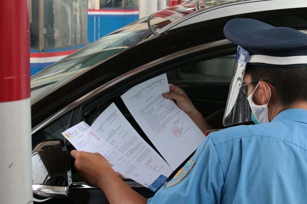Lực lượng chức năng TP. Hồ Ch&amp;iacute; Minh kiểm tra phương tiện v&amp;agrave; l&amp;aacute;i xe vận tải h&amp;agrave;ng h&amp;oacute;a tại chốt kiểm so&amp;aacute;t ph&amp;ograve;ng, chống dịch