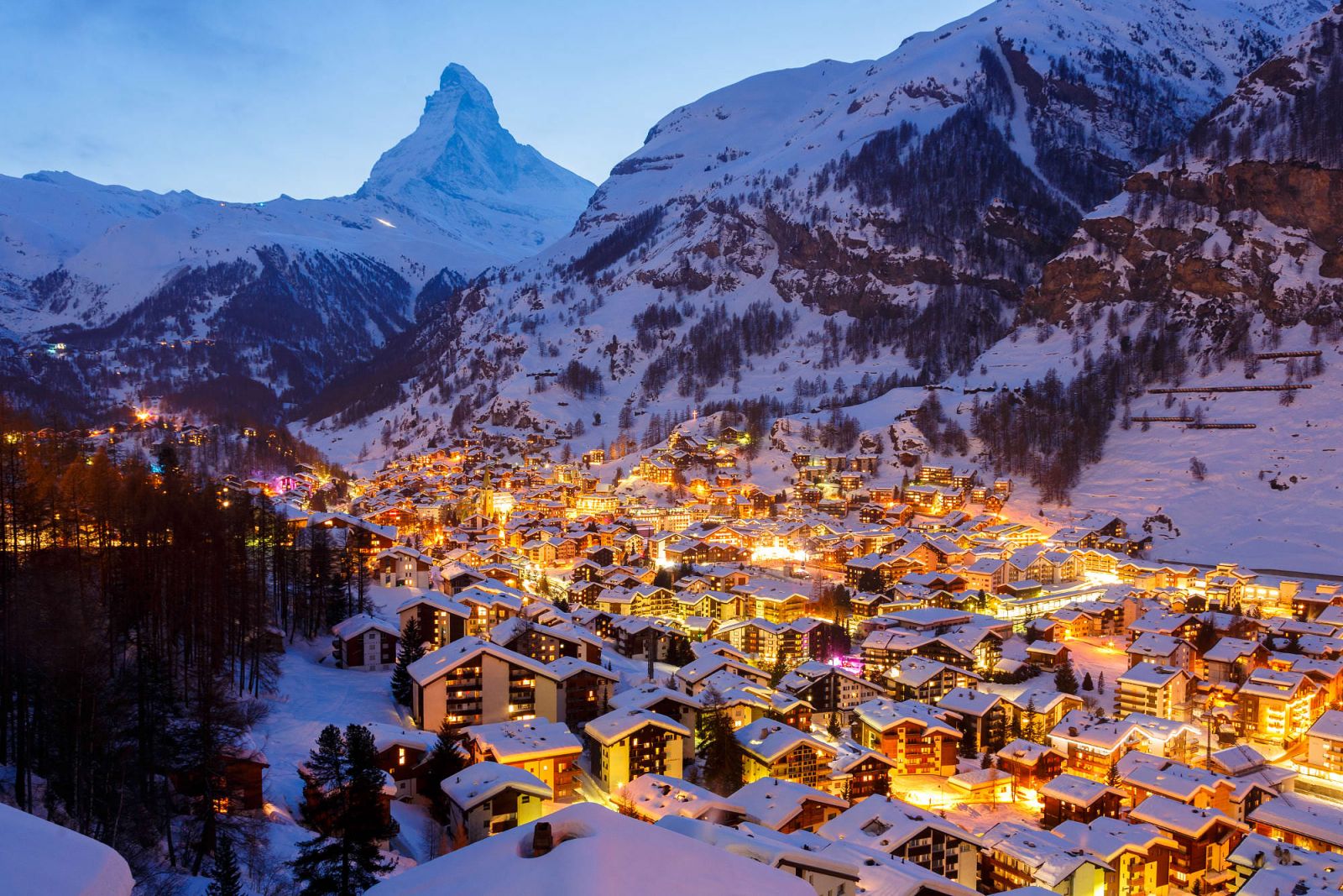 Ng&amp;ocirc;i l&amp;agrave;ng Zermatt, Thụy Sĩ ch&amp;igrave;m trong tuyết