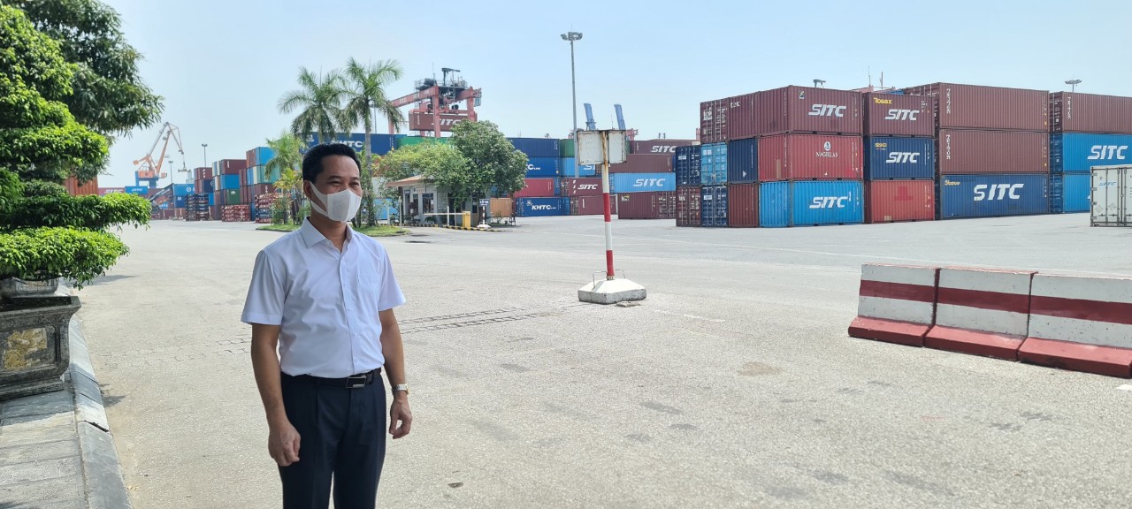 2.	Ph&amp;oacute; tổng gi&amp;aacute;m đốc Cty CP đầu tư v&amp;agrave; ph&amp;aacute;t triển Cảng Đ&amp;igrave;nh Vũ Triệu Thế Thuận trao đổi với b&amp;aacute;o ch&amp;iacute; tại Cảng Đ&amp;igrave;nh Vũ Hải Ph&amp;ograve;ng với mong mỏi DN sớm được ti&amp;ecirc;m vắc xin Covid 19