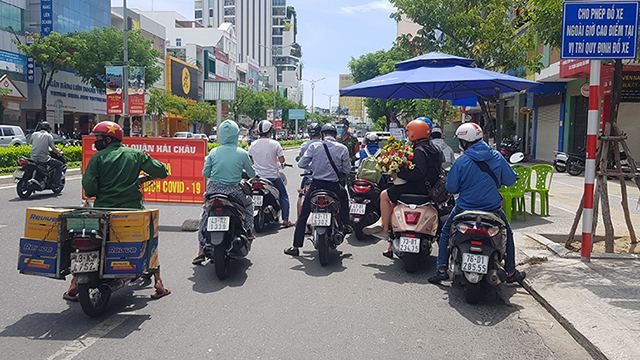 Cấp mã QR code với giấy đi đường sẽ giúp tránh cảnh tụ tập kiểm tra thủ công tại các chốt chặn kiểm soát dịch bệnh ở Đà Nẵng. Cấp mã QR code với giấy đi đường sẽ giúp tránh cảnh tụ tập kiểm tra thủ công tại các chốt chặn kiểm soát dịch bệnh ở Đà Nẵng.