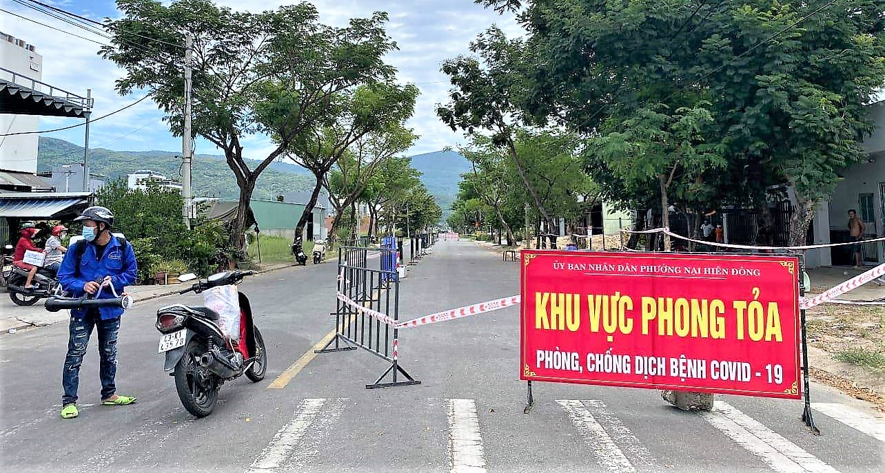 Nhiều tuyến đường tr&amp;ecirc; địa b&amp;agrave;n quận Sơn Tr&amp;agrave; bị phong tỏa nhằm ngăn chặn sự l&amp;acirc;y lan của dịch Covid-19.