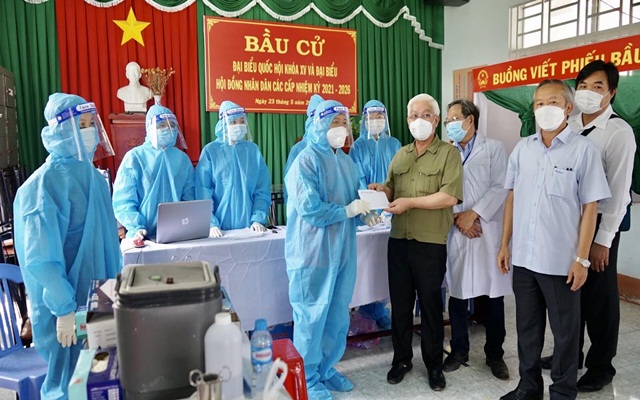 &amp;Ocirc;ng Nguyễn Văn Lợi thăm, động vi&amp;ecirc;n v&amp;agrave; tặng qu&amp;agrave; lực lượng đang thực hiện c&amp;ocirc;ng t&amp;aacute;c ti&amp;ecirc;m chủng vắc xin ph&amp;ograve;ng Covid-19 tr&amp;ecirc;n địa b&amp;agrave;n huyện Bắc T&amp;acirc;n Uy&amp;ecirc;n