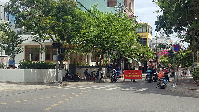 Ch&amp;iacute;nh quyền Đ&amp;agrave; Nẵng &amp;aacute;p dụng mẫu giấy đi đường mới để hy vọng hạn chế người d&amp;acirc;n đi lại trong thời điểm dịch bệnh nguy hiểm.