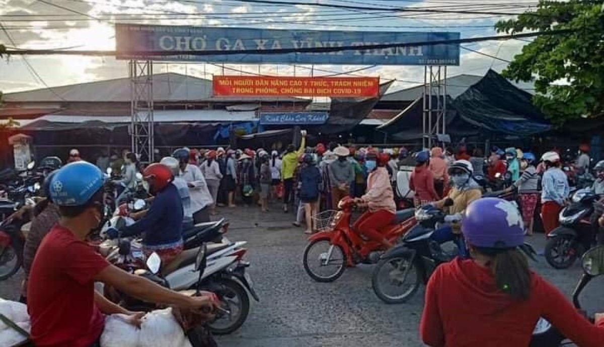 Chợ Vĩnh Thanh cũng như nhiều chợ kh&amp;aacute;c đ&amp;ocirc;ng k&amp;iacute;n người khi nghe tin TP.Nha Trang sẽ phong tỏa./ Nguồn ảnh VOV
