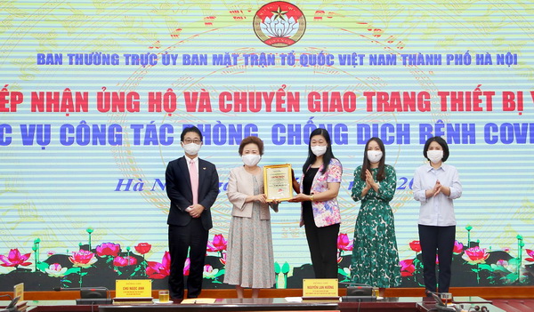 Madame Nguyễn Thị Nga đại diện Tập đo&amp;agrave;n BRG, SeABank v&amp;agrave; C&amp;ocirc;ng ty Th&amp;agrave;nh phố th&amp;ocirc;ng minh nhận Chứng nhận từ Ủy ban MTTQ Việt Nam Th&amp;agrave;nh phố H&amp;agrave; Nội