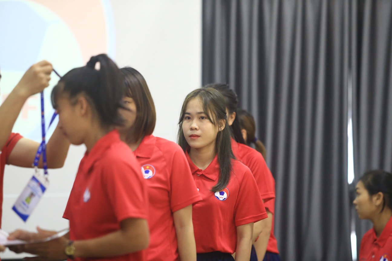 B&amp;ugrave;i Thị Hương Thảo l&amp;agrave; trọng t&amp;agrave;i trẻ sinh hoạt ở LĐBĐ TP.HCM, c&amp;ocirc; sinh năm 1997, tức l&amp;agrave; năm nay mới 24 tuổi, nằm trong nh&amp;oacute;m c&amp;aacute;c trọng t&amp;agrave;i trẻ nhất ở đợt tập huấn lần n&amp;agrave;y.