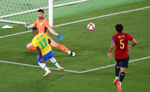 Malcom dứt điểm ch&amp;eacute;o g&amp;oacute;c khiến thủ th&amp;agrave;nh Unai Simon kh&amp;ocirc;ng thể cản ph&amp;aacute; n&amp;acirc;ng tỷ số l&amp;ecirc;n 2-1
