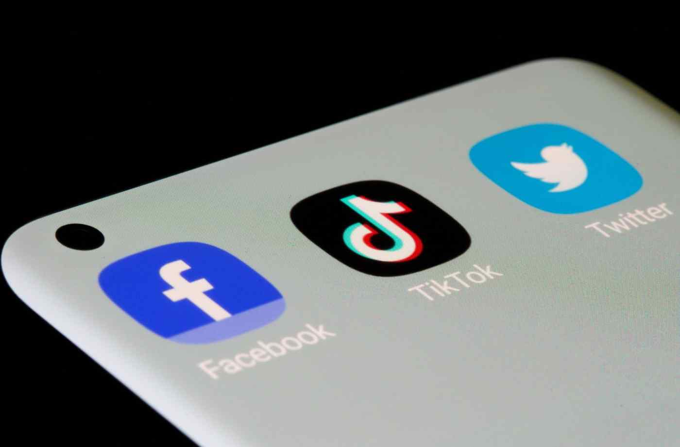 TikTok của Trung Quốc l&amp;agrave; ứng dụng truyền th&amp;ocirc;ng x&amp;atilde; hội được tải xuống nhiều nhất v&amp;agrave;o năm 2020 - trước Facebook v&amp;agrave; ba ứng dụng kh&amp;aacute;c m&amp;agrave; c&amp;ocirc;ng ty Mỹ sở hữu. &amp;copy; Reuters