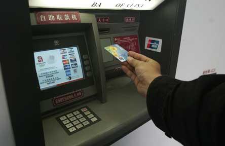 C&amp;aacute;ch r&amp;uacute;t tiền truyền thống bằng thẻ ng&amp;acirc;n h&amp;agrave;ng