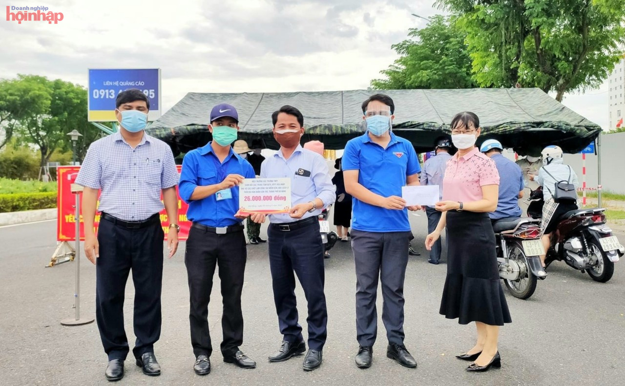 C&amp;ocirc;ng đo&amp;agrave;n ng&amp;agrave;nh Gi&amp;aacute;o dục th&amp;agrave;nh phố Đ&amp;agrave; Nẵng, hiệu trưởng c&amp;aacute;c trường THPT, TTGDTT thăm v&amp;agrave; tặng qu&amp;agrave; nhằm cổ vũ động vi&amp;ecirc;n, tinh thần với lực lượng tuyến đầu chống dịch