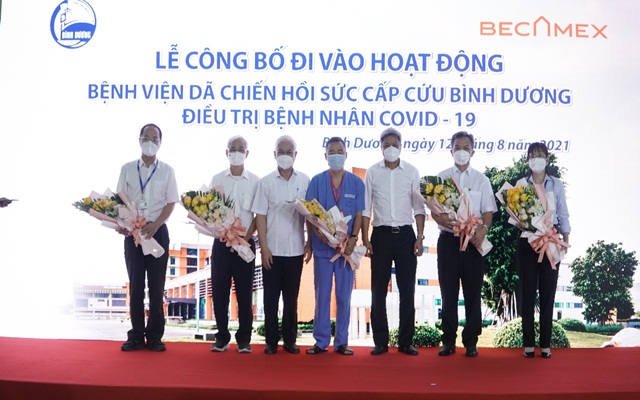 PGS.TS Nguyễn Trường Sơn &amp;ndash; Thứ trưởng Bộ Y tế v&amp;agrave; đ/c Nguyễn Văn Lợi, UVBCH TW Đảng, B&amp;iacute; thư tỉnh ủy tặng hoa cho c&amp;aacute;c th&amp;agrave;nh vi&amp;ecirc;n Ban Điều h&amp;agrave;nh Bệnh viện d&amp;atilde; chiến hồi sức cấp cứu tỉnh B&amp;igrave;nh Dương