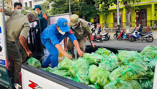 Tích cực đưa hàng thực phẩm, rau quả vào vùng cách ly có dịch tại Sơn Trà (Đà Nẵng). Tích cực đưa hàng thực phẩm, rau quả vào vùng cách ly có dịch tại Sơn Trà (Đà Nẵng).