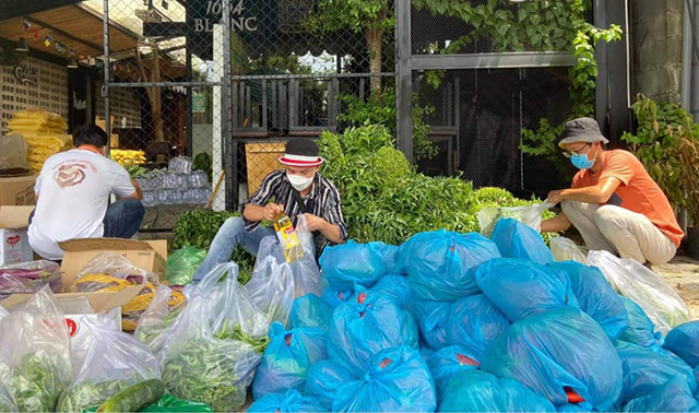 Các hộ nông dân chia rau quả vài túi cung ứng cho người dân vùng cách ly. Các hộ nông dân chia rau quả vài túi cung ứng cho người dân vùng cách ly.