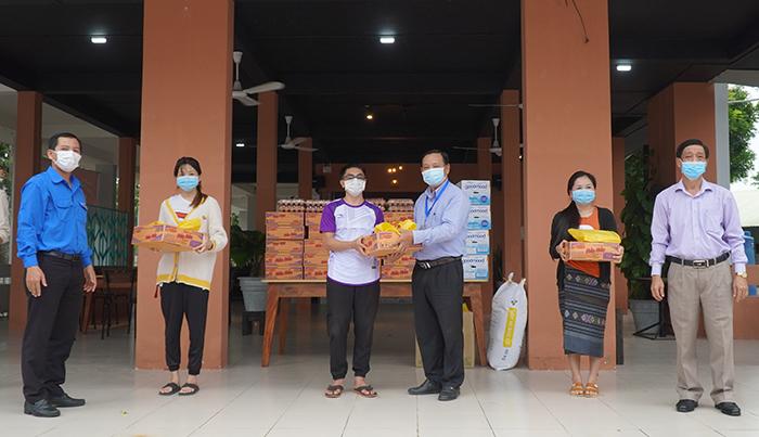 Đại diện l&amp;atilde;nh đạo Li&amp;ecirc;n hiệp c&amp;aacute;c Tổ chức Hữu nghị tỉnh, Tỉnh đo&amp;agrave;n, Sở Ngoại vụ trao qu&amp;agrave; cho Lưu học sinh L&amp;agrave;o v&amp;agrave; Campuchia