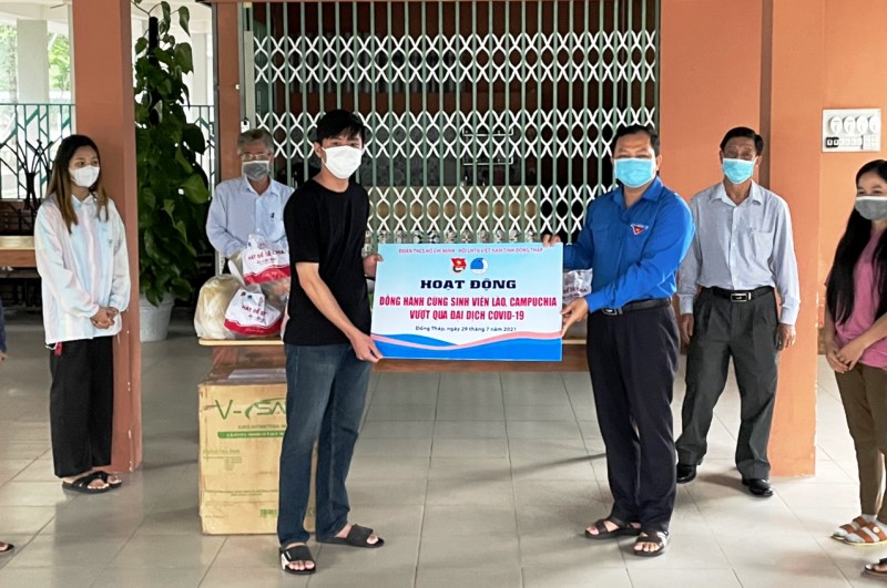 Đồng ch&amp;iacute; Huỳnh Minh Thức - B&amp;iacute; thư Tỉnh đo&amp;agrave;n, Chủ tịch Hội LHTN tỉnh Đồng Th&amp;aacute;p trao tặng nhu yếu phẩm cho c&amp;aacute;c bạn sinh vi&amp;ecirc;n