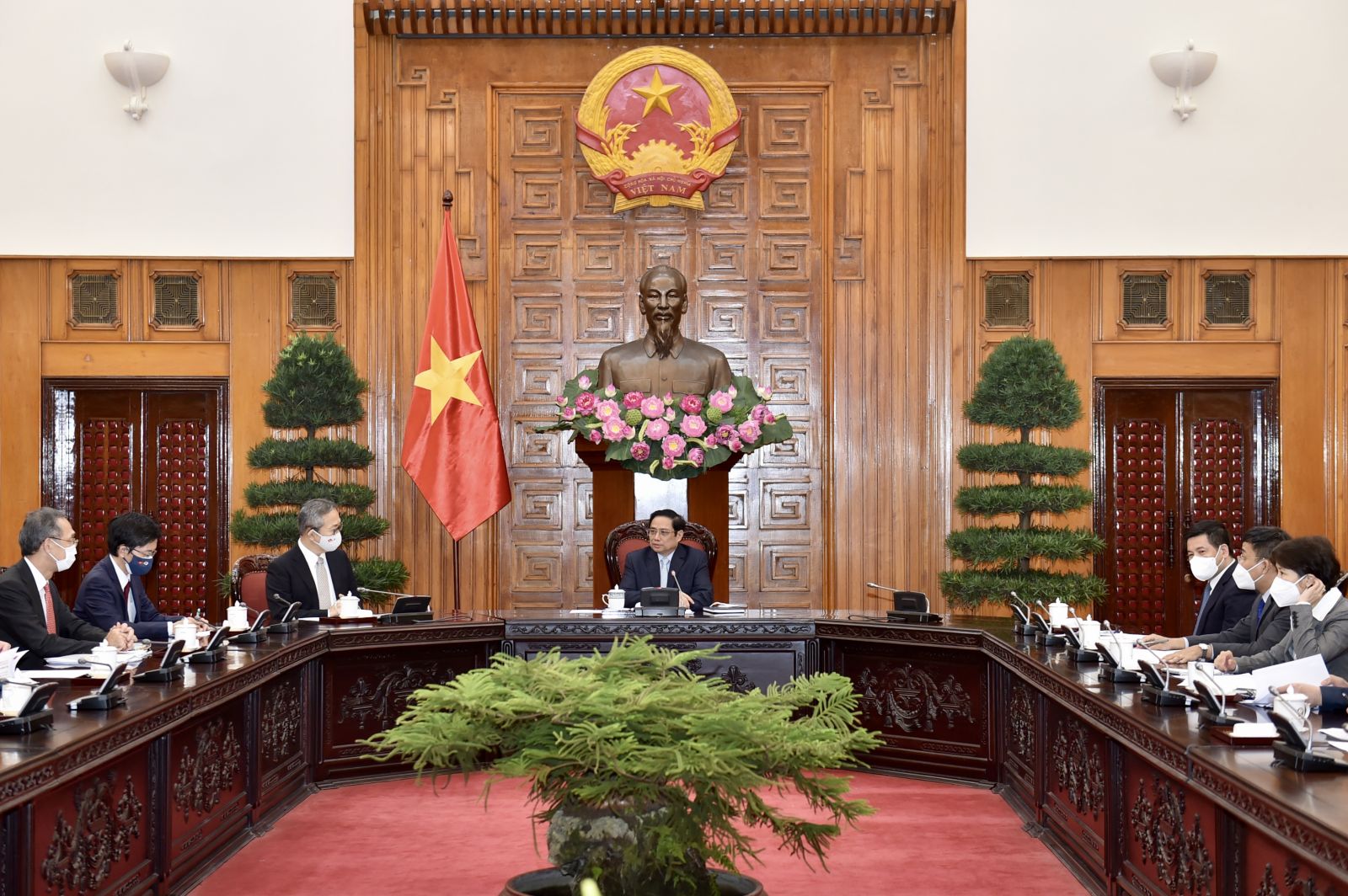 Tại buổi tiếp, Đại sứ Yamada khẳng định Ch&amp;iacute;nh phủ Nhật Bản c&amp;oacute; quan điểm hỗ trợ mọi mặt cho Việt Nam trong t&amp;igrave;nh h&amp;igrave;nh hiện nay - Ảnh: VGP/Nhật Bắc