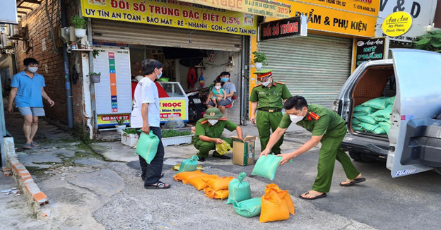 C&amp;ocirc;ng an Phường B&amp;igrave;nh Trưng T&amp;acirc;y đưa c&amp;aacute;c phần qu&amp;agrave; đến với người d&amp;acirc;n