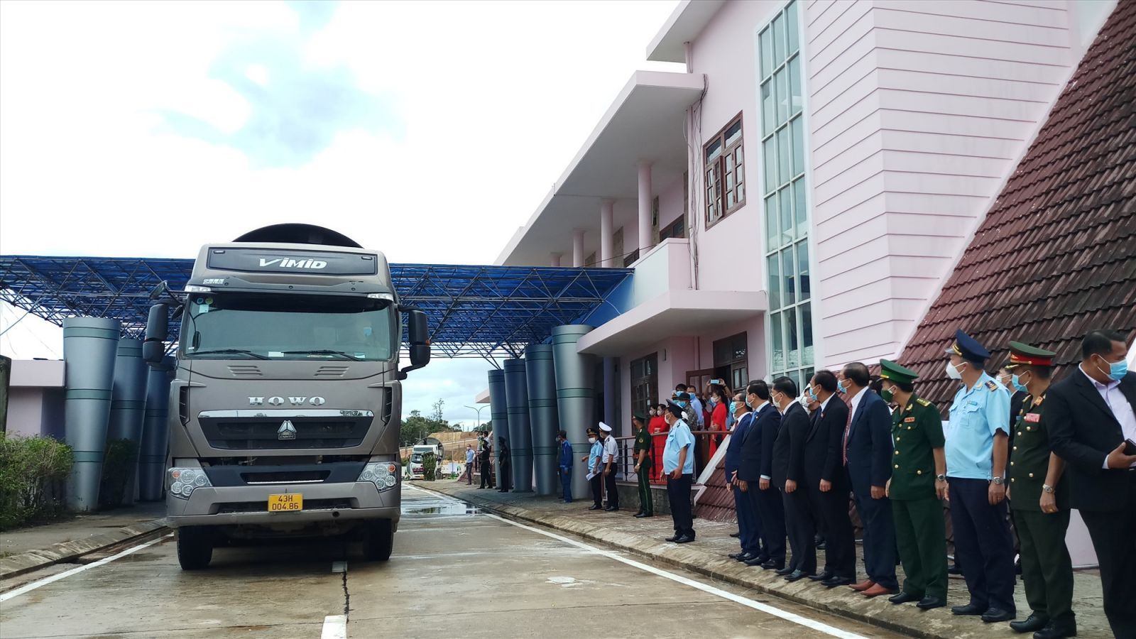 Đại biểu L&amp;atilde;nh đạo tỉnh Quảng Nam v&amp;agrave; S&amp;ecirc; K&amp;ocirc;ng đ&amp;atilde; cắt băng khai trương cửa khẩu v&amp;agrave; tiến h&amp;agrave;nh thủ tục th&amp;ocirc;ng quan h&amp;agrave;ng h&amp;oacute;a qua cửa khẩu