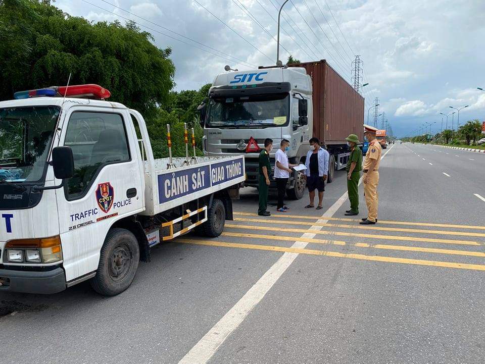 C&amp;ocirc;ng an huyện Hải H&amp;agrave; phối hợp c&amp;aacute;c lực lượng kiểm so&amp;aacute;t phượng tiện ra v&amp;agrave;o địa b&amp;agrave;n