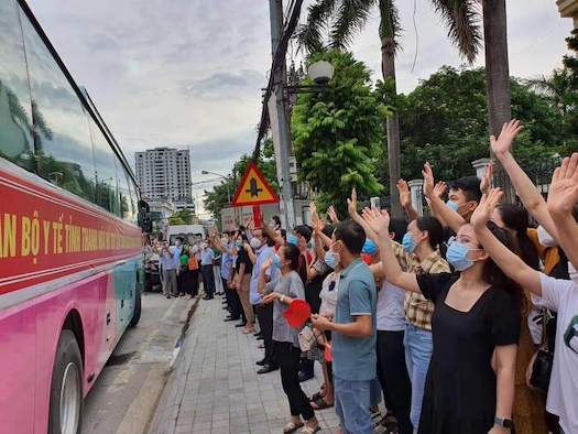 Vẫy tay ch&amp;agrave;o c&amp;aacute;c c&amp;aacute;n bộ y tế l&amp;ecirc;n đường b&amp;igrave;nh an v&amp;agrave; ho&amp;agrave;n th&amp;agrave;nh nhiệm vụ