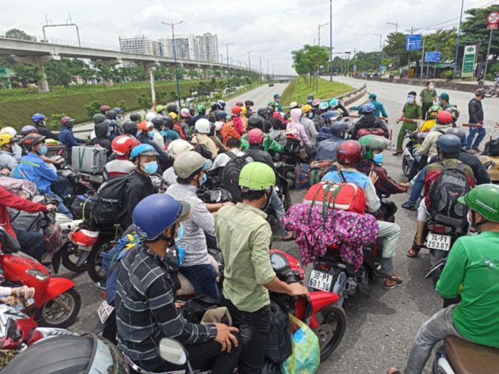 S&amp;aacute;ng 15/8, h&amp;agrave;ng trăm người d&amp;acirc;n đi xe m&amp;aacute;y &amp;ugrave;n &amp;ugrave;n đổ về qu&amp;ecirc; sau khi hay tin TP.HCM thực hiện gi&amp;atilde;n c&amp;aacute;ch x&amp;atilde; hội theo Chỉ thị 16 th&amp;ecirc;m 1 th&amp;aacute;ng nữa