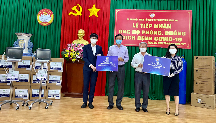 B&amp;agrave; Đặng Thị Kim Oanh v&amp;agrave; &amp;ocirc;ng Nguyễn Ph&amp;uacute; Đức đại diện Quỹ Từ thiện Kim Oanh trao tặng dụng cụ y tế v&amp;agrave; tặng gạo tại Đồng Nai