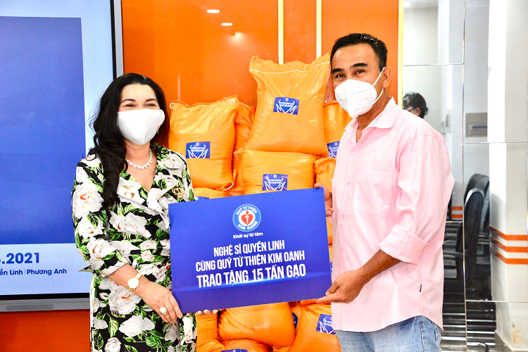 MC - Nghệ sĩ Quyền Linh c&amp;ugrave;ng Quỹ Từ thiện Kim Oanh trao tặng 15 tấn gạo