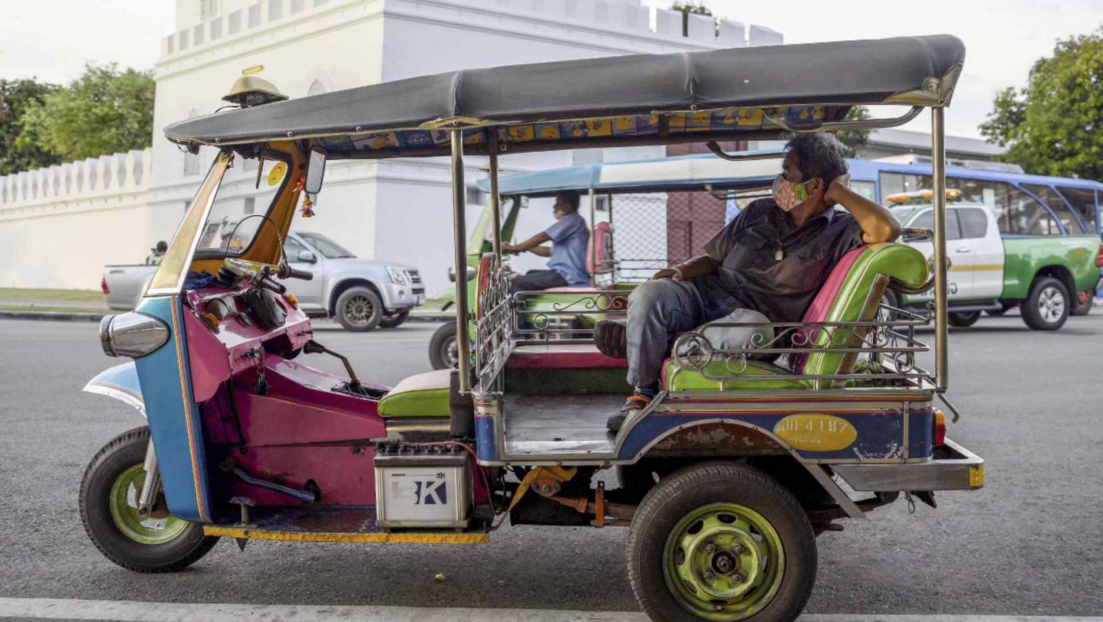 Hoạt động kinh doanh đối với xe tuk-tuk nổi tiếng của Th&amp;aacute;i Lan đ&amp;atilde; bị đ&amp;igrave;nh trệ. &amp;copy; AP