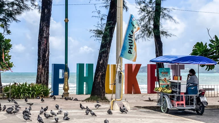 Mặc d&amp;ugrave; Th&amp;aacute;i Lan v&amp;agrave;o th&amp;aacute;ng 7 bắt đầu cho du kh&amp;aacute;ch nước ngo&amp;agrave;i v&amp;agrave;o Phuket, nhưng số lượng kh&amp;aacute;ch đến l&amp;agrave; &amp;iacute;t v&amp;agrave; hoạt động kinh doanh vẫn k&amp;eacute;m. &amp;copy; AP