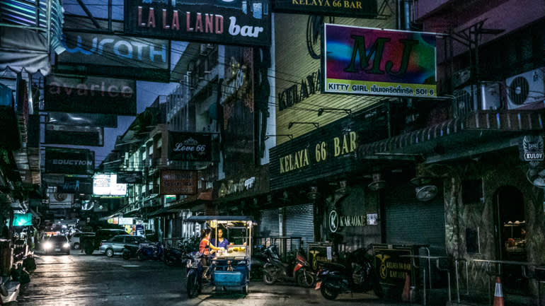 Với h&amp;agrave;ng trăm qu&amp;aacute;n bar đ&amp;oacute;ng cửa, Pattaya đ&amp;atilde; thay đổi từ thị trấn tiệc t&amp;ugrave;ng th&amp;agrave;nh thị trấn ma. &amp;copy; H&amp;igrave;nh ảnh Getty