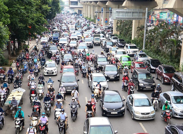 Kh&amp;aacute;c với ph&amp;iacute; cầu đường, ph&amp;iacute; đường bộ l&amp;agrave; để bảo dưỡng tu sửa h&amp;agrave;ng năm, c&amp;ograve;n ph&amp;iacute; cầu đường l&amp;agrave; loại ph&amp;iacute; m&amp;agrave; chủ xe sẽ phải nộp trực tiếp lu&amp;ocirc;n khi đi qua mỗi trạm thu ph&amp;iacute;.