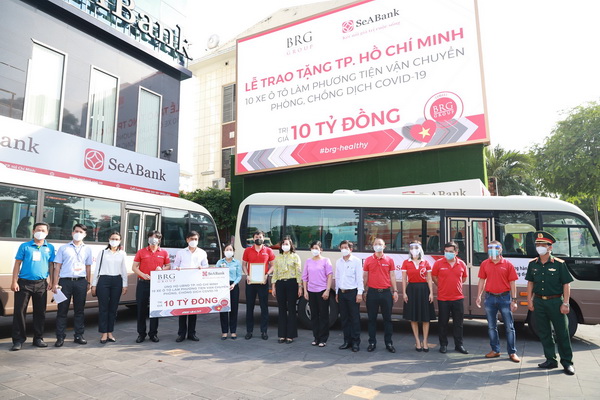 Đại diện Tập đo&amp;agrave;n BRG v&amp;agrave; Ng&amp;acirc;n h&amp;agrave;ng SeABank b&amp;agrave;n giao 10 &amp;ocirc; t&amp;ocirc; cho c&amp;aacute;c đơn vị tiếp nhận