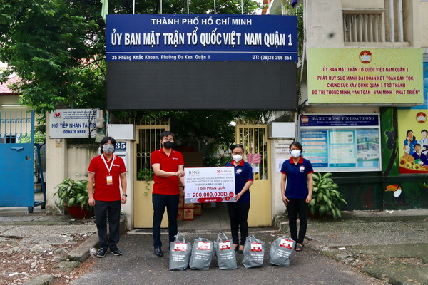 Đại diện Tập đo&amp;agrave;n BRG v&amp;agrave; Ng&amp;acirc;n h&amp;agrave;ng SeABank trao qu&amp;agrave; hỗ trợ người d&amp;acirc;n Quận 1