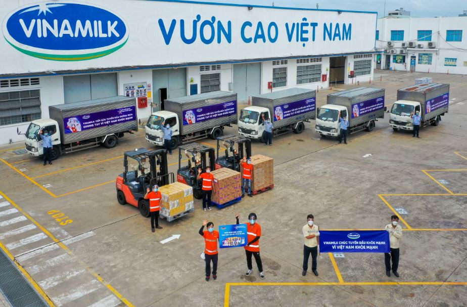 C&amp;aacute;c chuyến xe với lời ch&amp;uacute;c &amp;ldquo;Tuyến đầu khỏe mạnh, v&amp;igrave; Việt Nam khỏe mạnh&amp;rdquo; của Vinamilk mang theo m&amp;oacute;n qu&amp;agrave; sức khỏe đến với tuyến đầu.