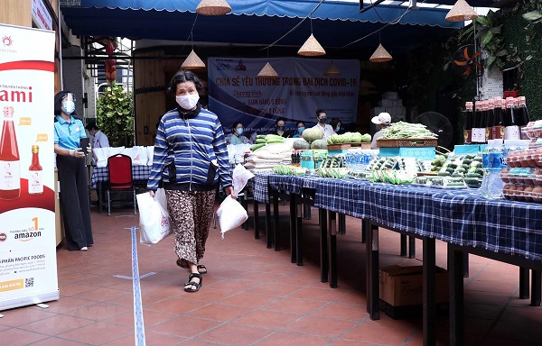 Người d&amp;acirc;n ngh&amp;egrave;o TP Hồ Ch&amp;iacute; Minh nhận nhu yếu phẩm, lương thực khi đến với Si&amp;ecirc;u thị 0 đồng