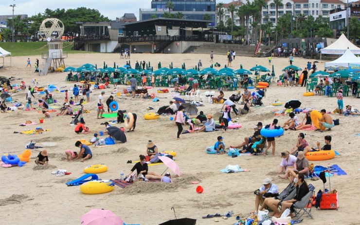 H&amp;agrave;ng trăm ngh&amp;igrave;n người đến b&amp;atilde;i biển Hamdeok tr&amp;ecirc;n đảo Jeju