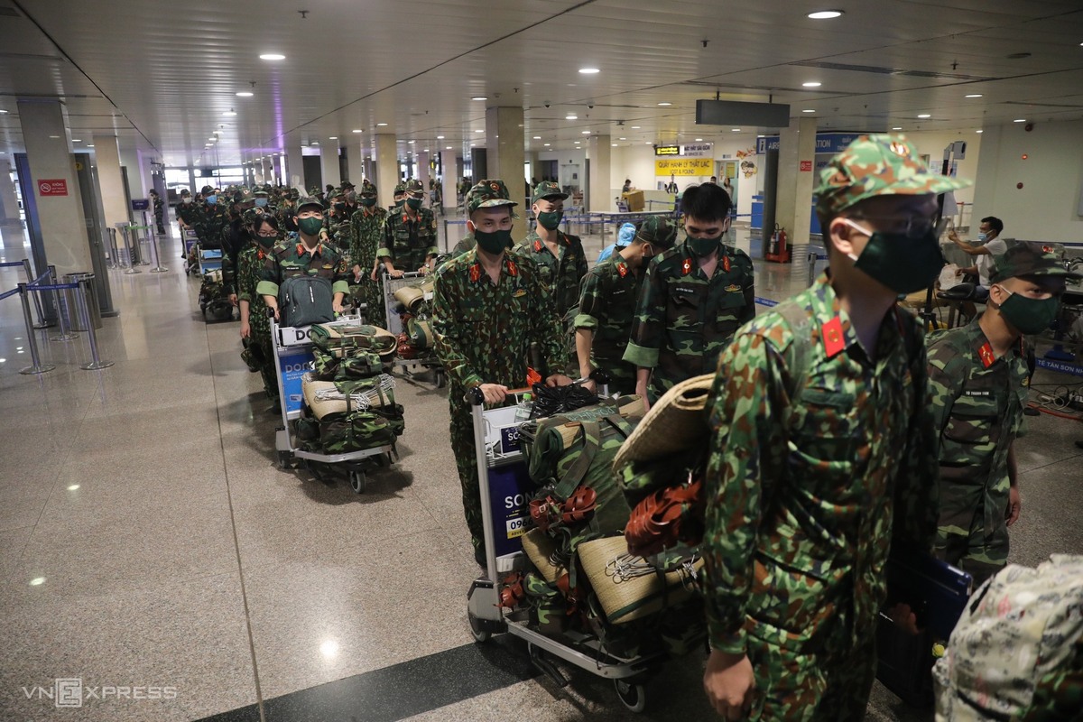 Lực lượng Qu&amp;acirc;n y v&amp;agrave;o TP HCM chống dịch ng&amp;agrave;y 21/8. Ảnh: Quỳnh Trần - Đ&amp;igrave;nh Văn