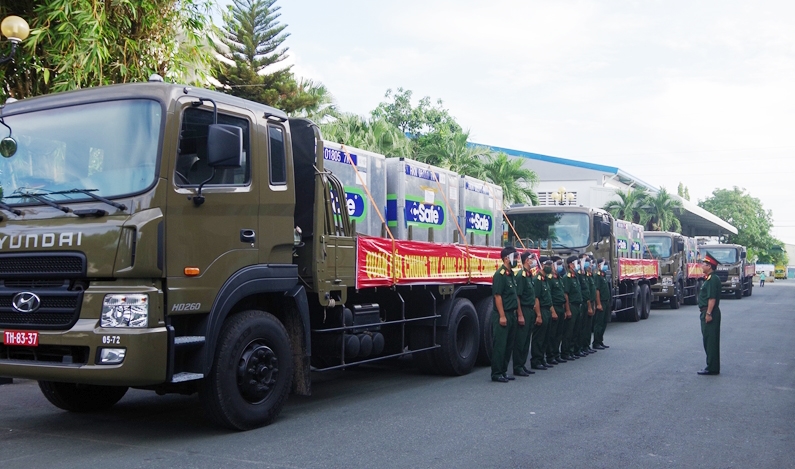 Lữ đo&amp;agrave;n Vận tải 972 (Cục Vận tải, Tổng cục Hậu cần) qu&amp;aacute;n triệt nhiệm vụ cho bộ đội trước khi l&amp;ecirc;n đường vận chuyển vaccine ngừa Covid-19. Ảnh: H&amp;Ugrave;NG RINH
