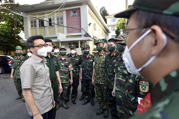 Ph&amp;oacute; Thủ tướng Vũ Đức Đam động vi&amp;ecirc;n c&amp;aacute;c học vi&amp;ecirc;n Học viện Qu&amp;acirc;n y v&amp;agrave;o chi viện cho c&amp;aacute;c cơ sở điều trị, trạm y tế lưu động tr&amp;ecirc;n địa b&amp;agrave;n quận B&amp;igrave;nh Thạnh