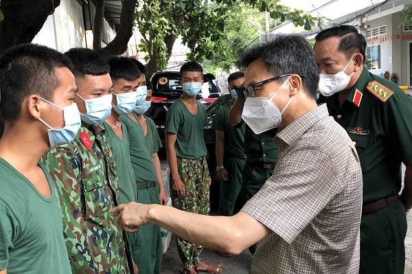 Ph&amp;oacute; Thủ tướng dặn d&amp;ograve; c&amp;aacute;n bộ, chiến sĩ c&amp;ugrave;ng với việc động vi&amp;ecirc;n, tuy&amp;ecirc;n truyền người d&amp;acirc;n thực hiện nghi&amp;ecirc;m gi&amp;atilde;n x&amp;atilde; hội, &amp;ldquo;ai ở đ&amp;acirc;u ở đ&amp;oacute;&amp;rdquo;, th&amp;igrave; cần phải qu&amp;aacute;n triệt tinh thần &amp;ldquo;qu&amp;acirc;n đội l&amp;agrave; con em của nh&amp;acirc;n d&amp;acirc;n&amp;rdquo;, v&amp;igrave; vậy, phải hết sức gần gũi, nắm s&amp;aacute;t nhu cầu, hỗ trợ kịp thời những yều cầu cần hỗ trợ của người d&amp;acirc;n về lương thực, thực phẩm, chăm s&amp;oacute;c y tế. Đấy l&amp;agrave; c&amp;aacute;ch tuy&amp;ecirc;n truyền vận động tốt nhất để người d&amp;acirc;n ở nh&amp;agrave;